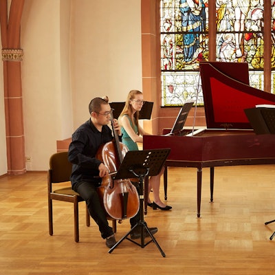 Das Foto zeigt die drei Musizierenden in der Steinfelder Klosterkapelle.