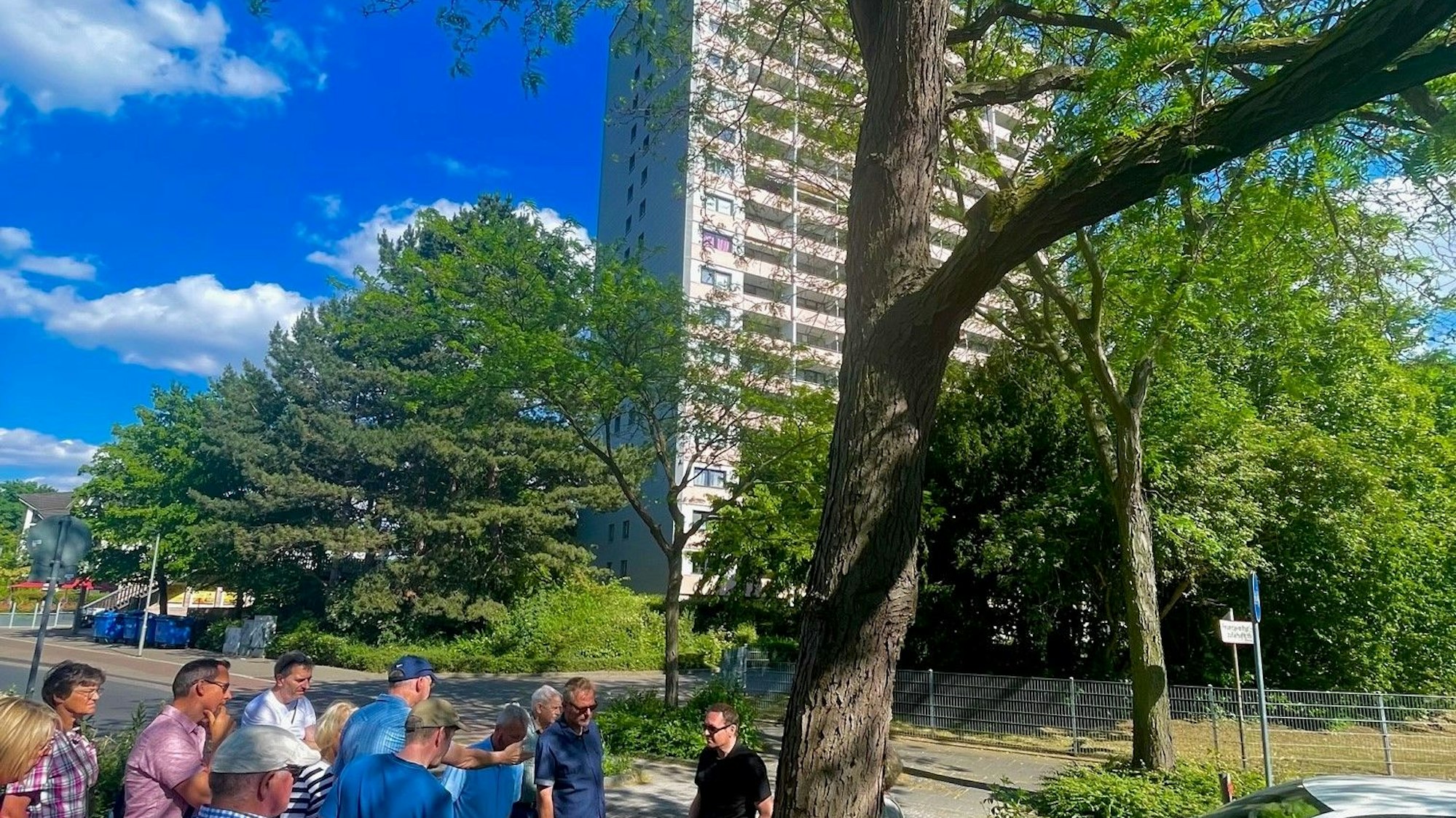 Ausschussmitglieder auf der Theodor-Heuss-Straße.