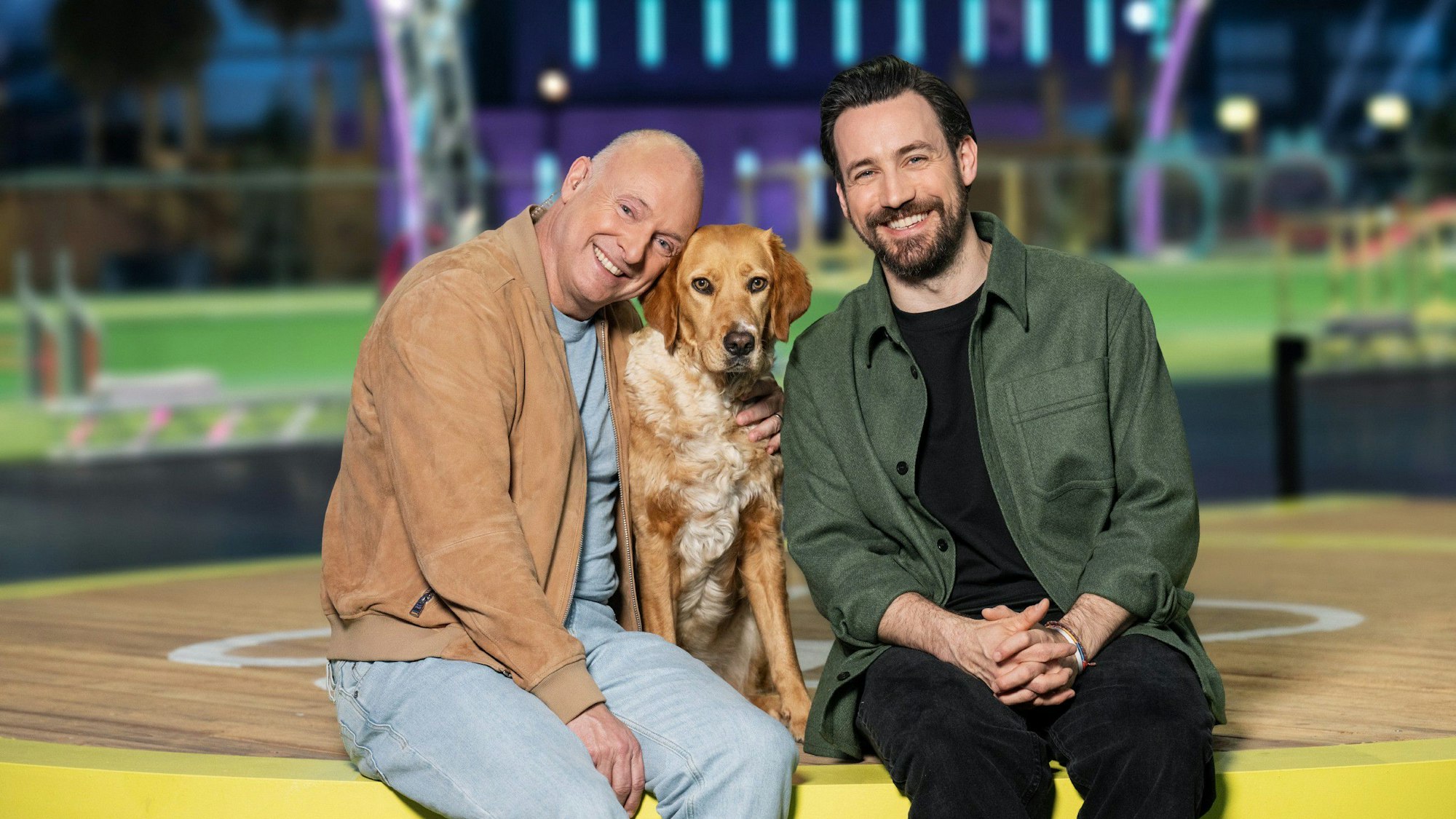 Die beiden Moderatoren Frank Buschmann (l.) und Jan Köppen mit Hündin Pebbles.