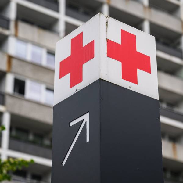 Niedersachsen, Hannover: Ein Schild mit einem roten Kreuz weist den Weg zur Notaufnahme des KRH Klinikum Region Hannover Klinikum Siloah. (Symbolbild) Foto: Julian Stratenschulte/dpa +++ dpa-Bildfunk +++