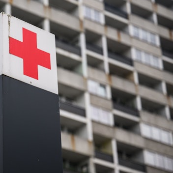 Niedersachsen, Hannover: Ein Schild mit einem roten Kreuz weist den Weg zur Notaufnahme des KRH Klinikum Region Hannover Klinikum Siloah. (Symbolbild)  Foto: Julian Stratenschulte/dpa +++ dpa-Bildfunk +++