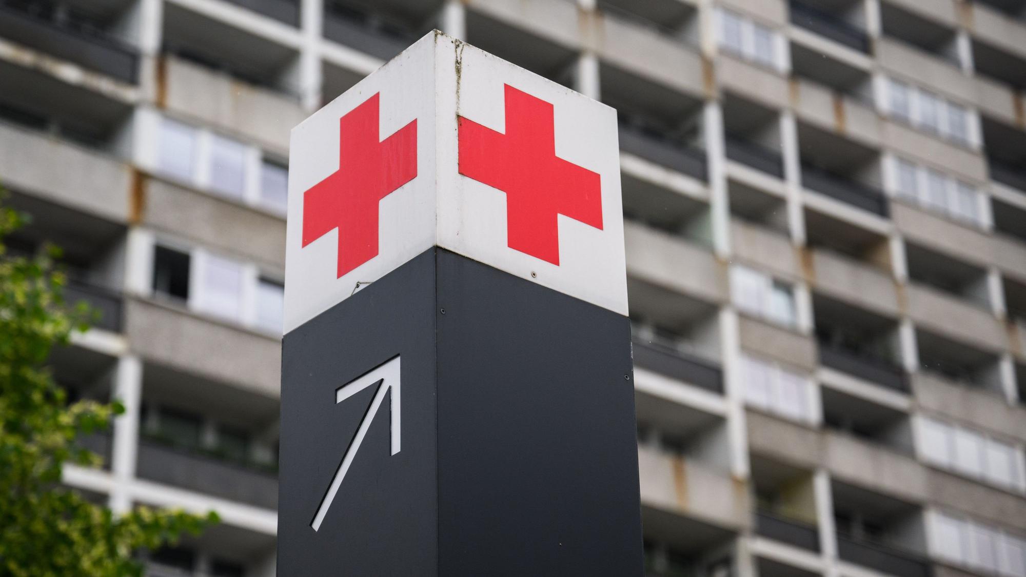 Niedersachsen, Hannover: Ein Schild mit einem roten Kreuz weist den Weg zur Notaufnahme des KRH Klinikum Region Hannover Klinikum Siloah. (Symbolbild) Foto: Julian Stratenschulte/dpa +++ dpa-Bildfunk +++