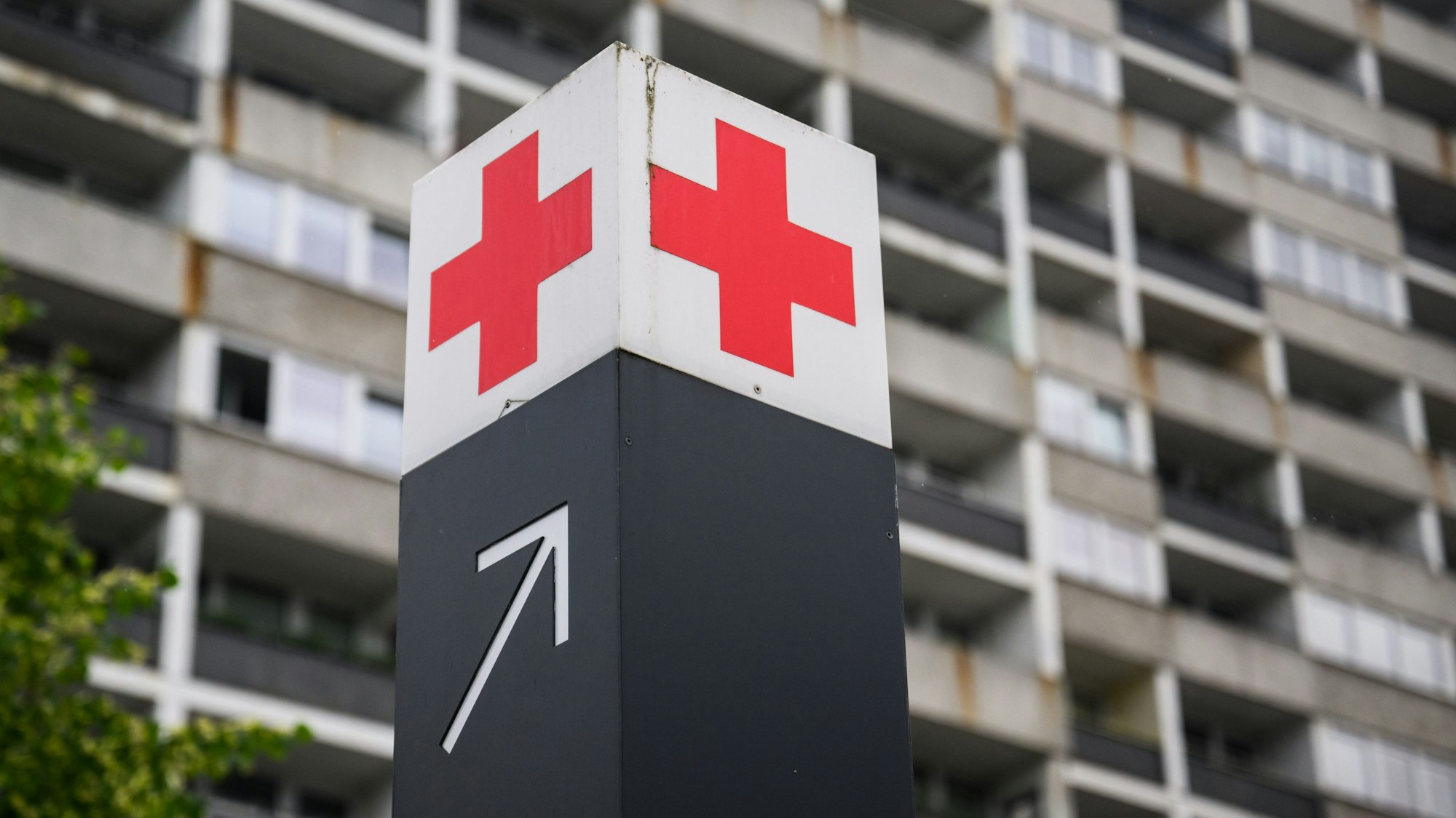 Niedersachsen, Hannover: Ein Schild mit einem roten Kreuz weist den Weg zur Notaufnahme des KRH Klinikum Region Hannover Klinikum Siloah. (Symbolbild)  Foto: Julian Stratenschulte/dpa +++ dpa-Bildfunk +++