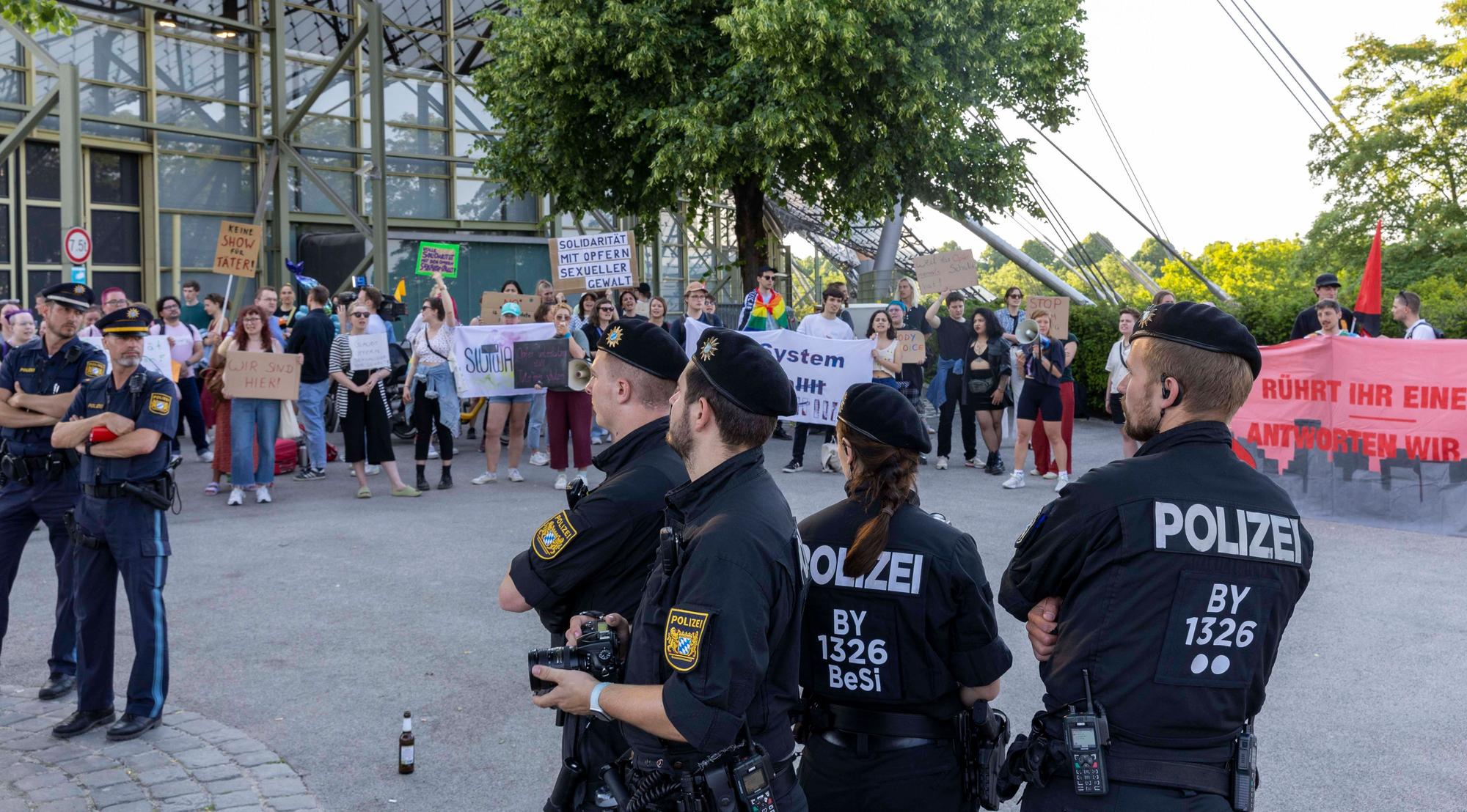 Rammstein-Konzert in München am 7. Juni: Mehrere Personen protestieren gegen Till Lindemann, Rammstein und die Show.