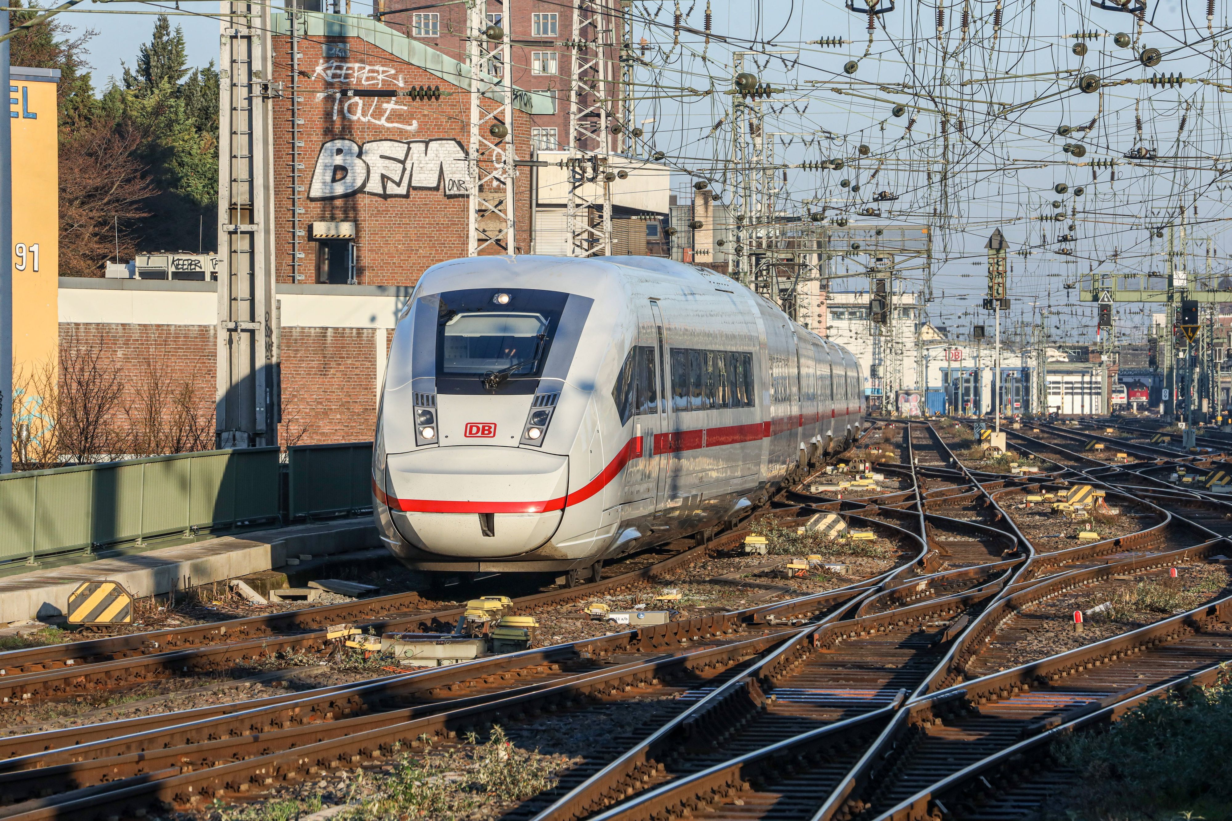 Ein ICE der Deutschen Bahn bei der Einfahrt in der Kölner Hauptbahnhof.