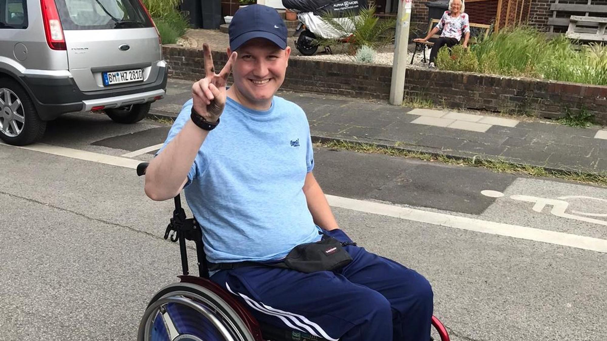 Auf dem Foto ist Marc Groß in seinem Rollstuhl zu sehen.