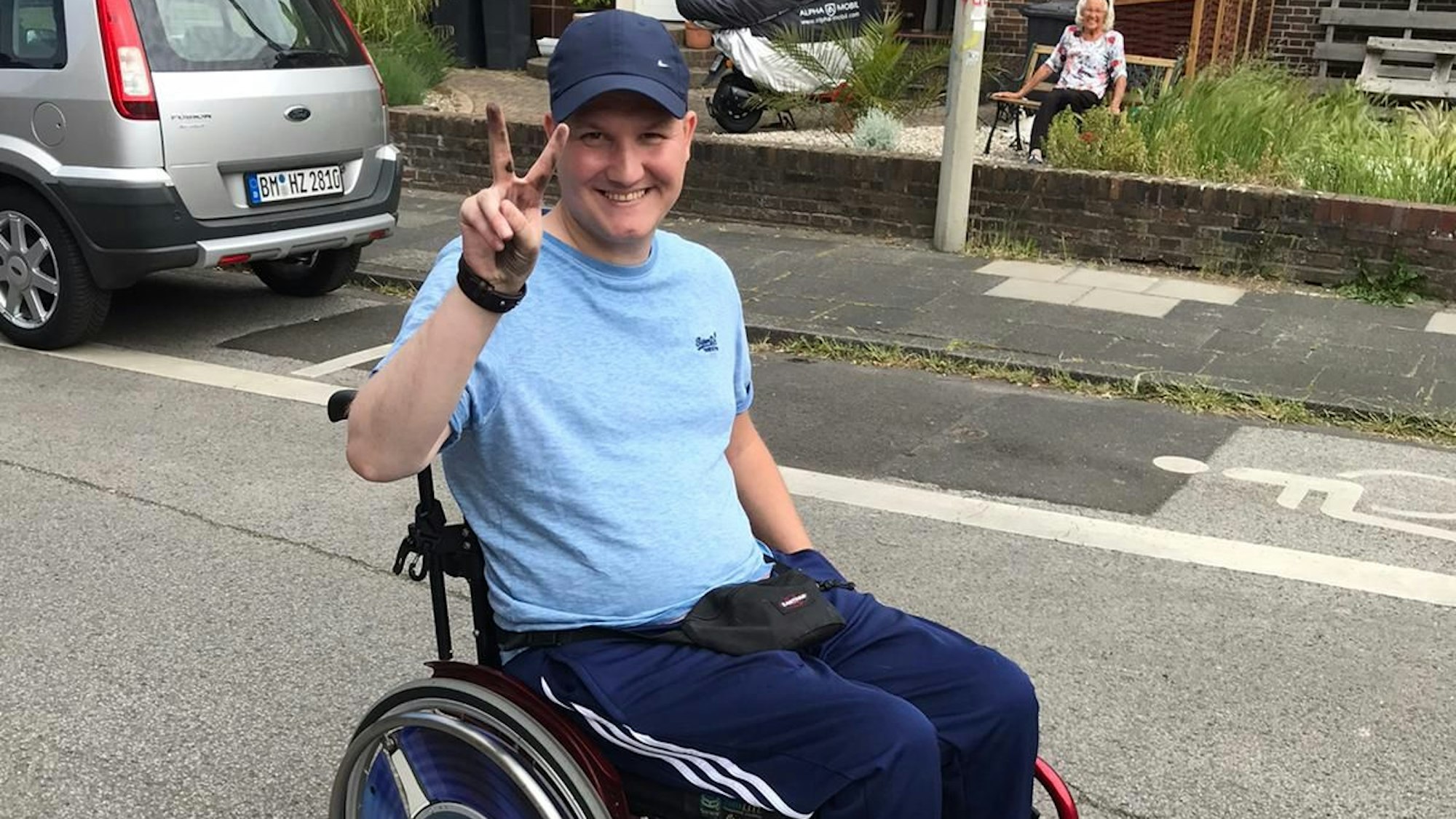 Auf dem Foto ist Marc Groß in seinem Rollstuhl zu sehen.