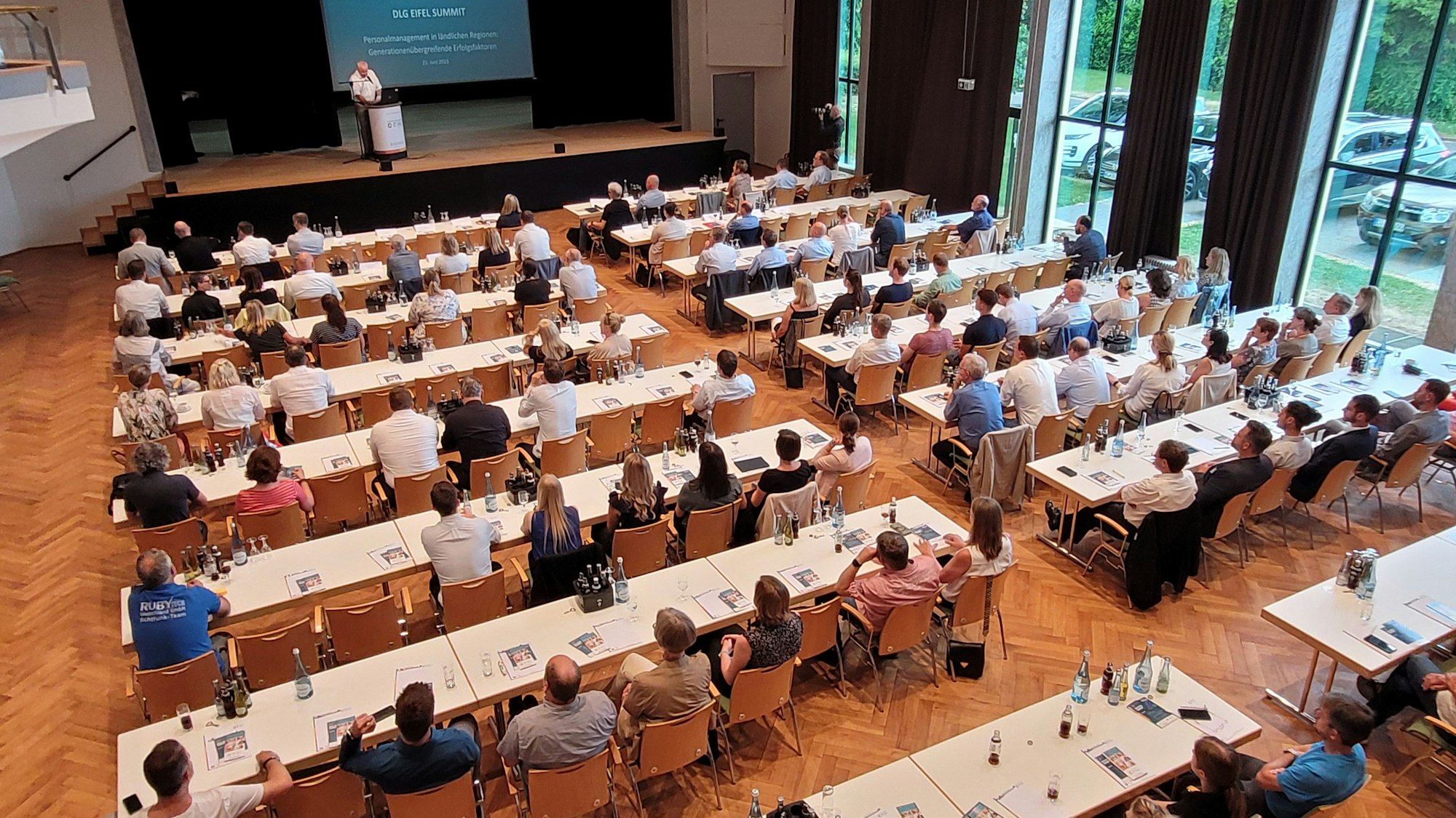 Das Bild zeigt die vollbesetzten Tischreihen im Gemünder Kurhaus.