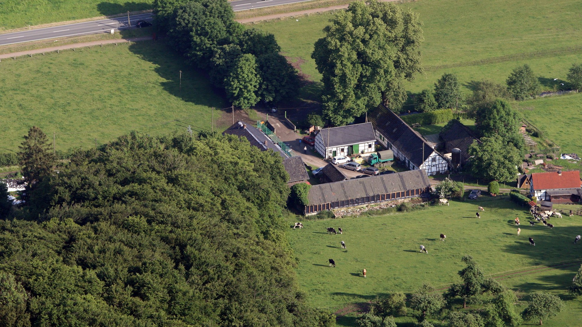 Gut Schiff liegt idyllisch im Grünen im Bergischen