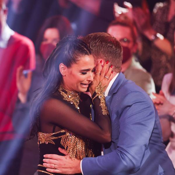 Amira Pocher, Moderatorin, und ihr Mann Oliver Pocher, Moderator, liegen sich nach ihrem Tanz weinend in den Armen in der RTL-Tanzshow "Let's Dance" im Coloneum