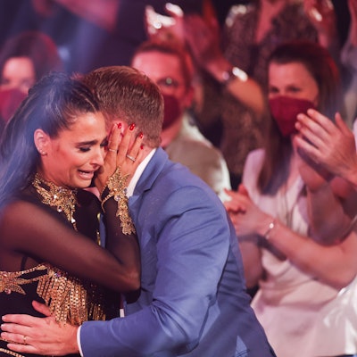 Amira Pocher, Moderatorin, und ihr Mann Oliver Pocher, Moderator, liegen sich nach ihrem Tanz weinend in den Armen in der RTL-Tanzshow "Let's Dance" im Coloneum