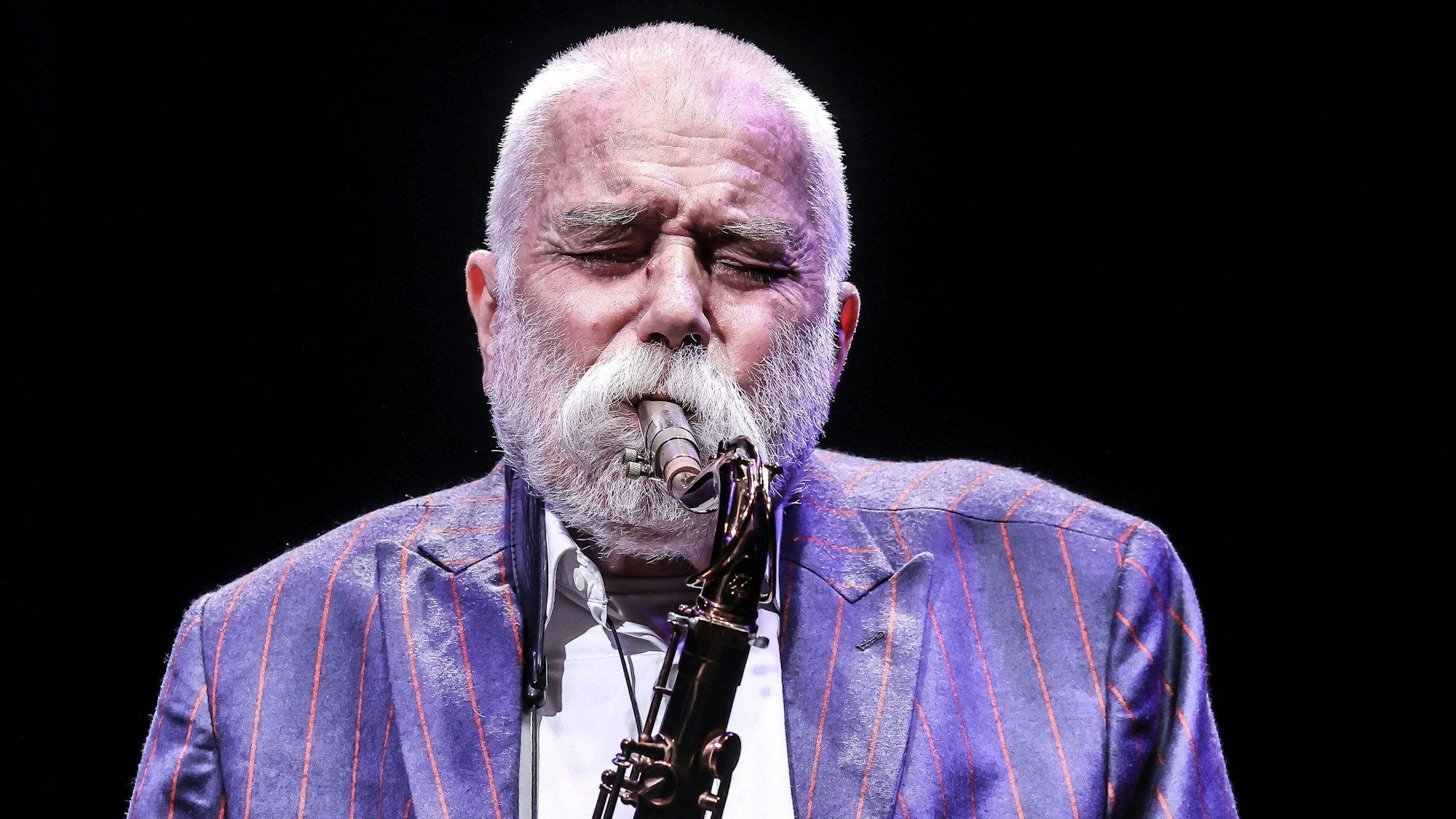 Peter Brötzmann bläst kräftig in sein Tenorsaxofon.