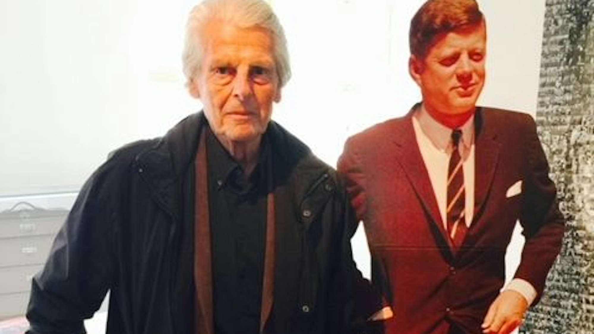 Klaus Bresser vor einem Bild von John F. Kennedy