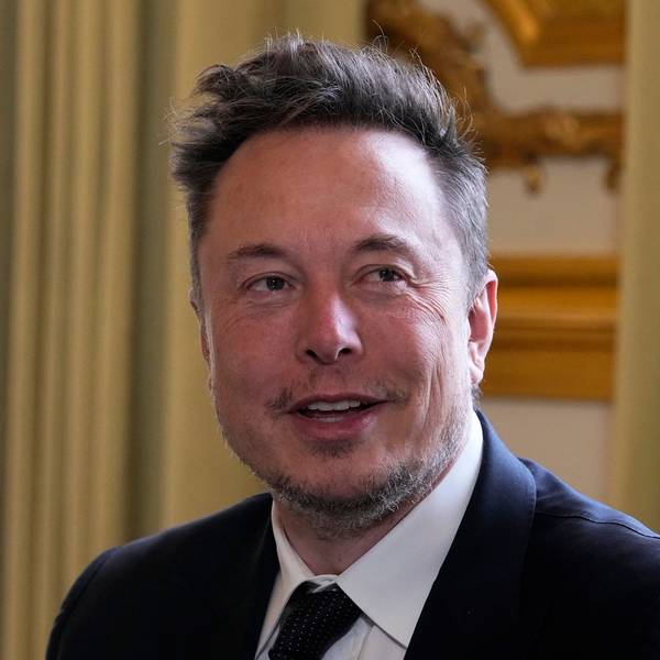 Es ist Elon Musk zu sehen, der leicht lächelnd an der Kamera vorbeischaut.