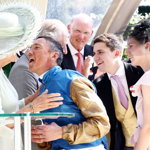 Das Royal Ascot hat einen Aufreger: Der Jockey Frankie Dettori bricht das königliche Protokoll und gibt Camilla einen Kuss, während er sich über den Gold-Cup-Sieg freut.