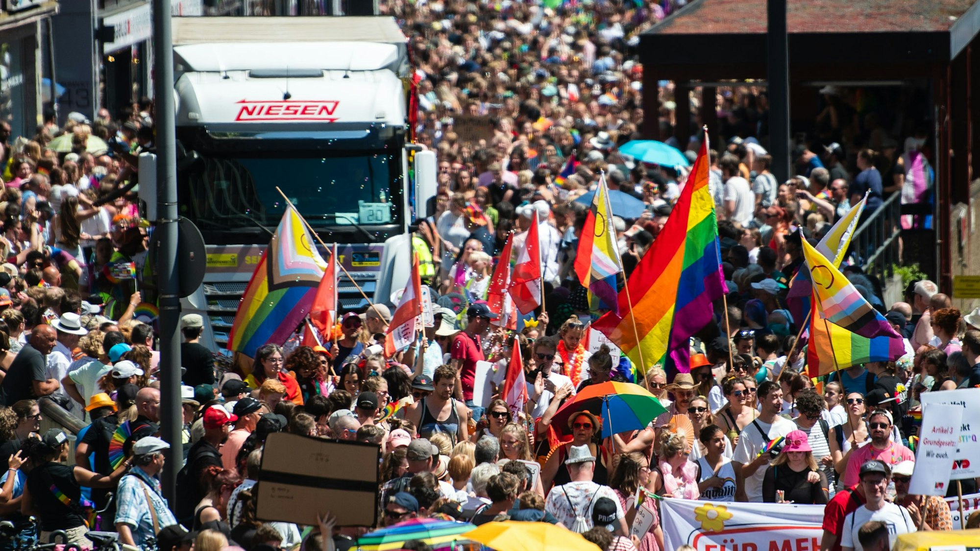 Feiernde bei der CSD-Parade