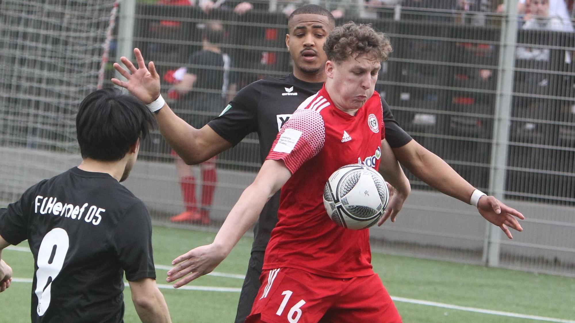 Jordan Ramirez (hinten) vom FC Hennef 05