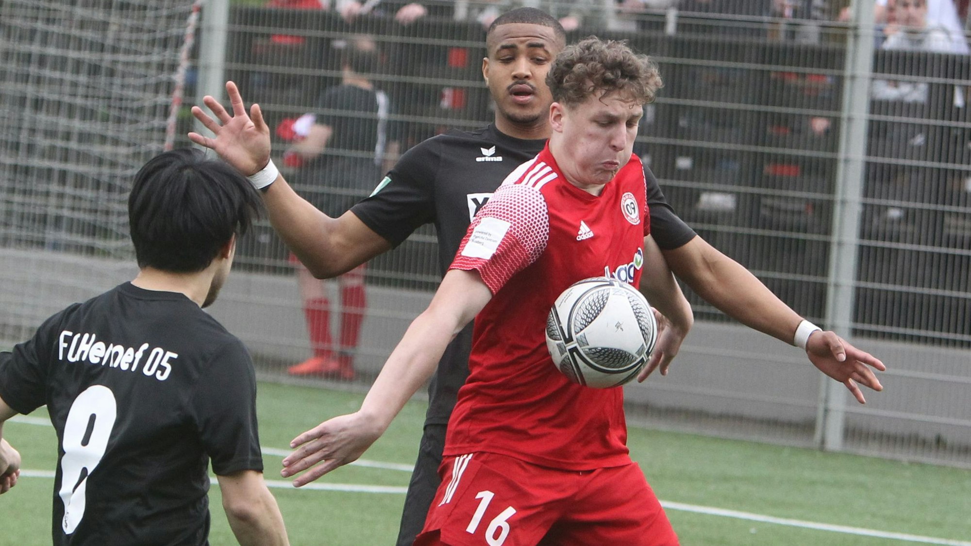 Jordan Ramirez (hinten) vom FC Hennef 05