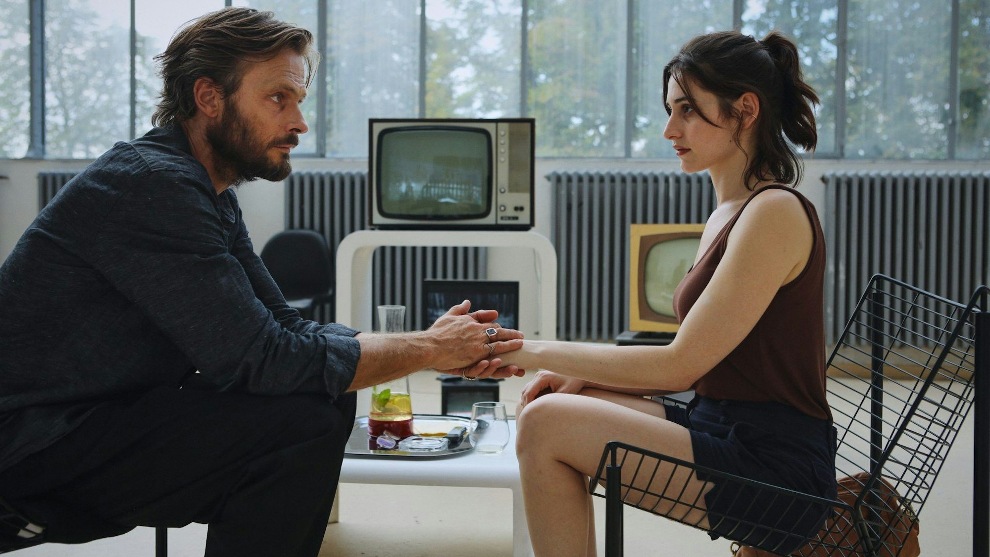 Norah (Deleila Piasko, r) mit Wolfgang Balder (Andreas Pietschmann, l), dem Künstler, den sie porträtieren soll.