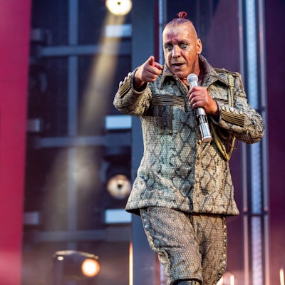 Rammstein-Frontmann Till Lindemann, hier bei einem Konzert in Berlin 2019. Die Berliner Staatsanwaltschaft ermittelt bereits seit dem 7. Juni gegen Lindemann.