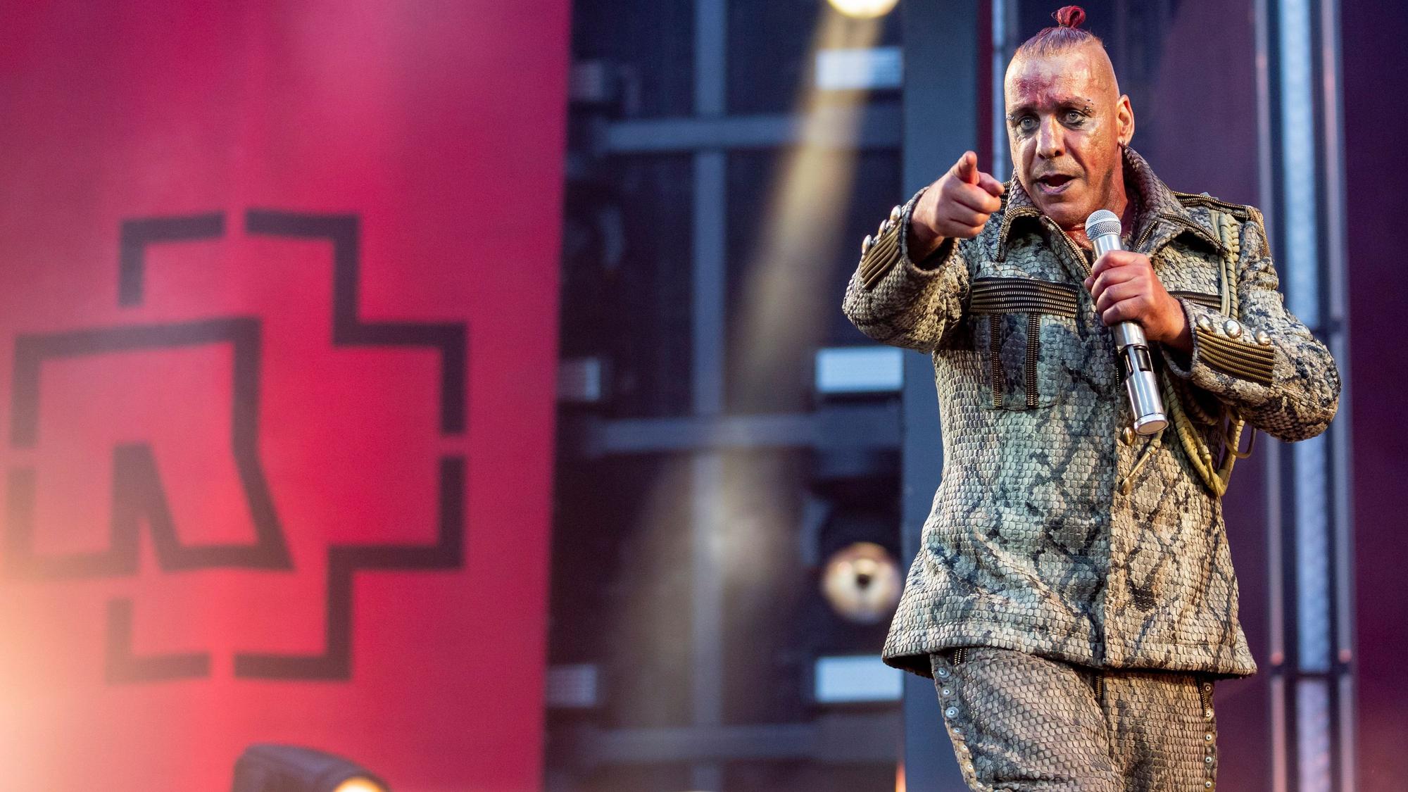 Rammstein-Frontmann Till Lindemann, hier bei einem Konzert in Berlin 2019. Die Berliner Staatsanwaltschaft ermittelt bereits seit dem 7. Juni gegen Lindemann.