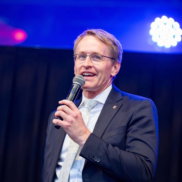 Daniel Günther (CDU), Ministerpräsident von Schleswig-Holstein, spricht vor der offiziellen Eröffnung der Kieler Woche. Bis zum Abschlussfeuerwerk am Sonntag nächster Woche erwartet die Stadt mehrere Millionen Gäste aus aller Welt zu dem größten Sommerfest im Norden Europas und Segelsportgroßereignis.