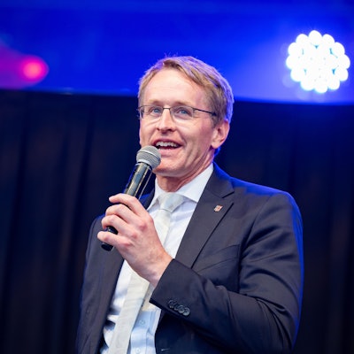 Daniel Günther (CDU), Ministerpräsident von Schleswig-Holstein, spricht vor der offiziellen Eröffnung der Kieler Woche. Bis zum Abschlussfeuerwerk am Sonntag nächster Woche erwartet die Stadt mehrere Millionen Gäste aus aller Welt zu dem größten Sommerfest im Norden Europas und Segelsportgroßereignis.