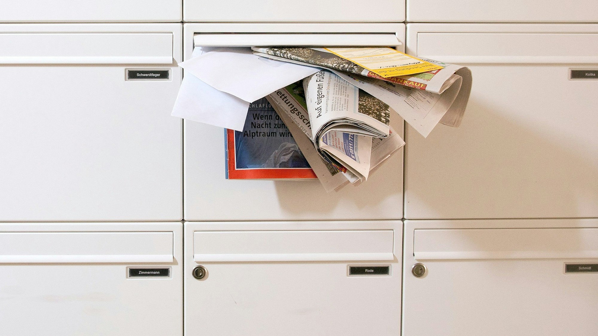 Ein voller Briefkasten.