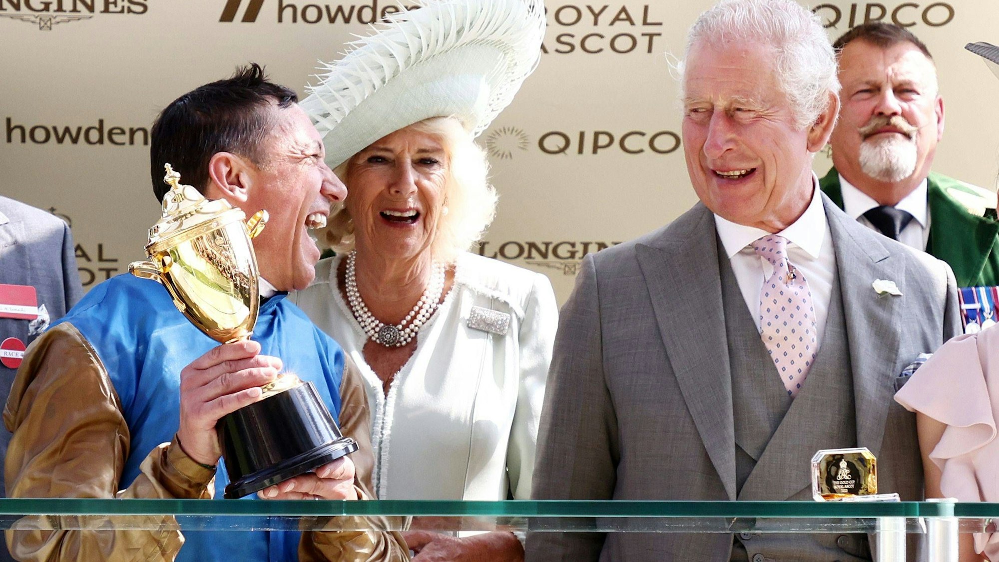 Frankie Dettori neben dem Königspaar mit seiner Trophäe.