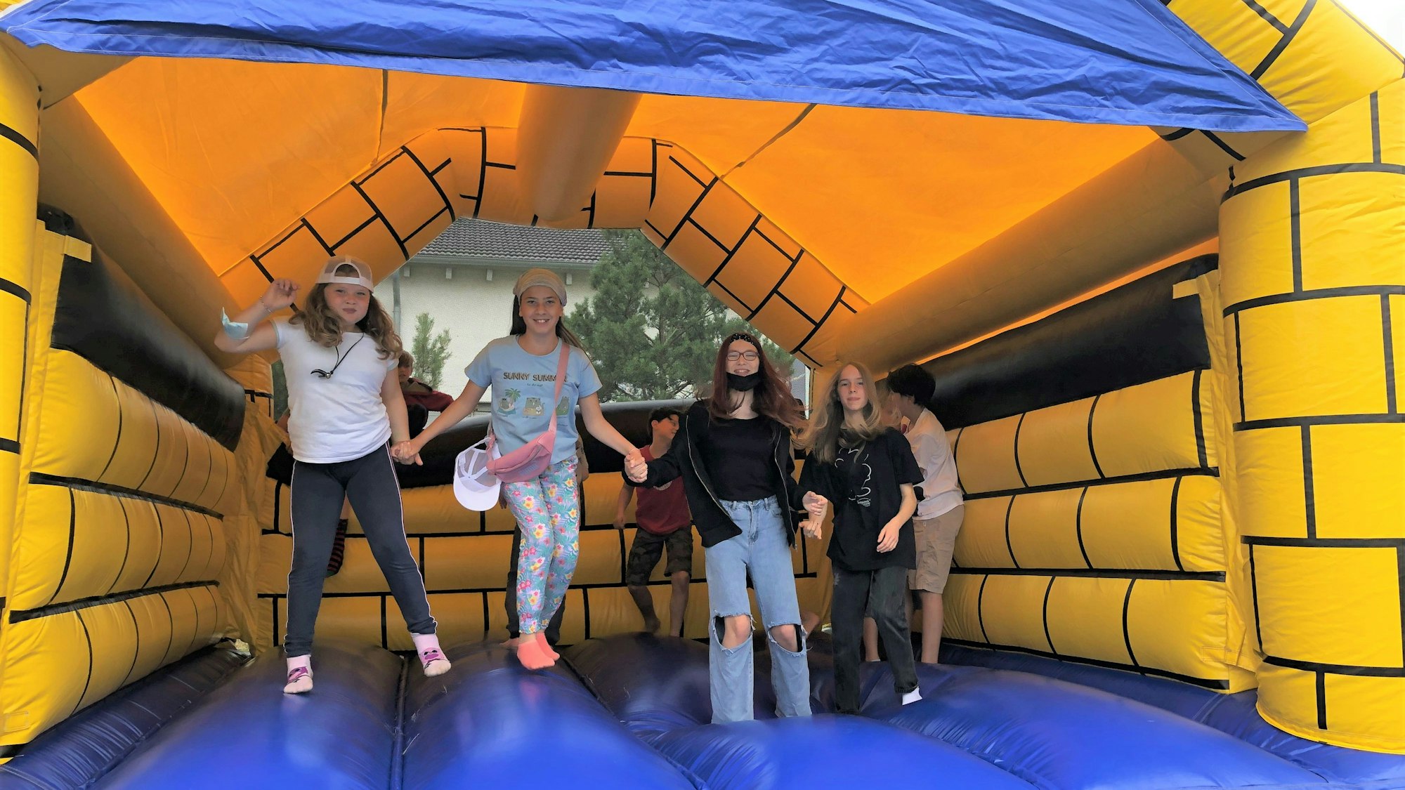 Spaß auf der Hüpfburg hatten diese Mädchen beim Sommerspektakel 2022.