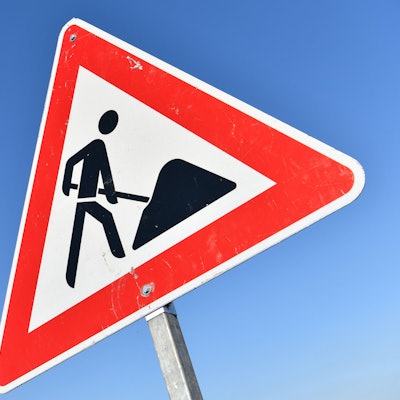 Ein Verkehrszeichen Achtung Baustelle.