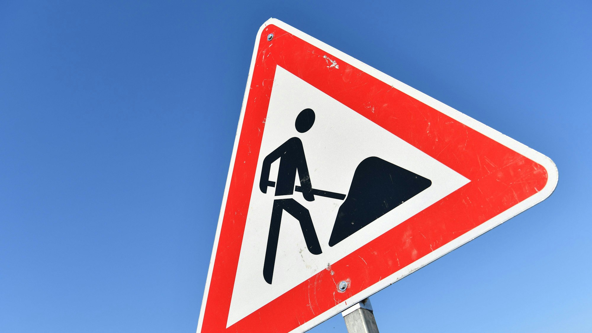 Verkehrszeichen Achtung Baustelle.