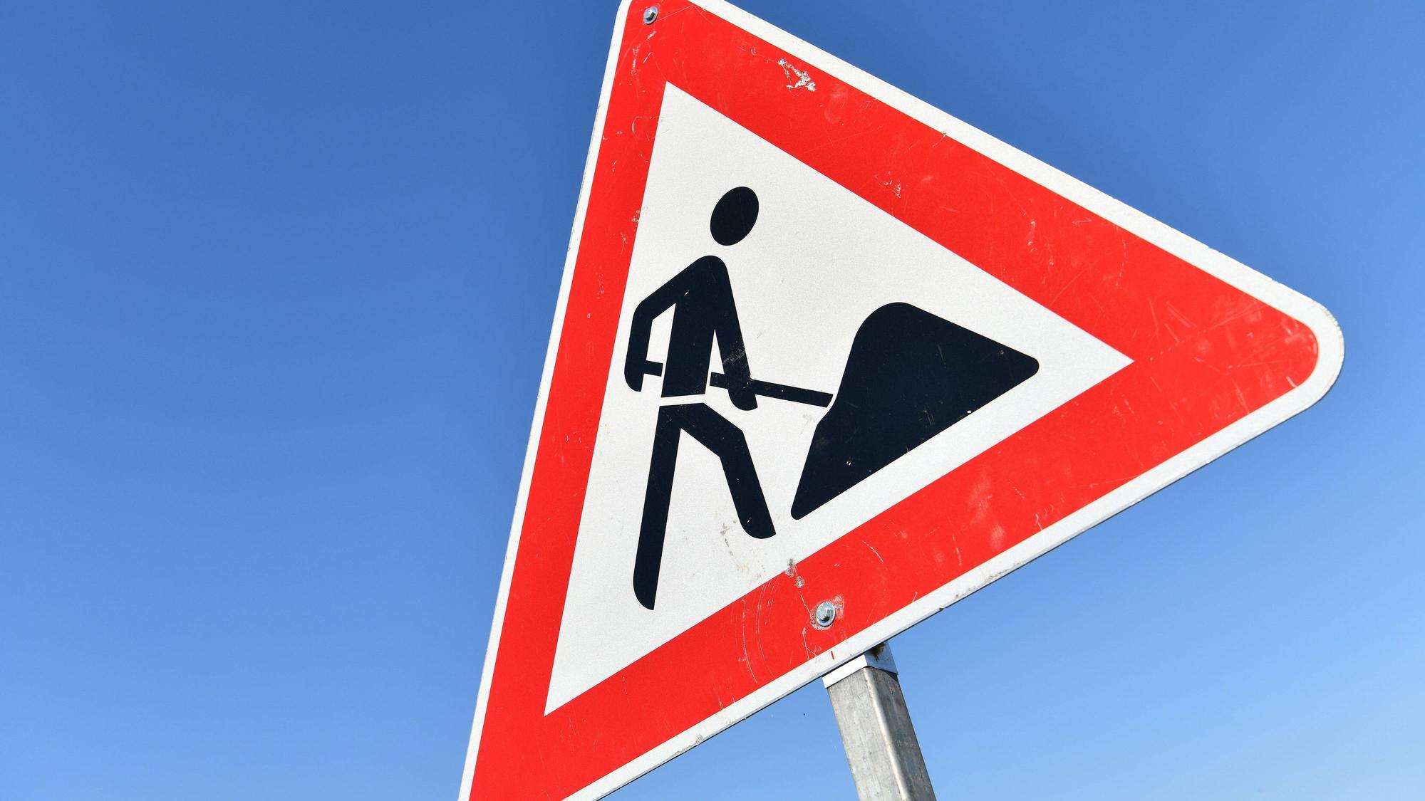 Verkehrszeichen Achtung Baustelle.