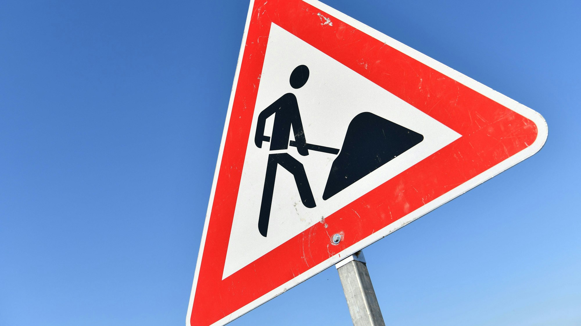 Verkehrszeichen Achtung Baustelle.