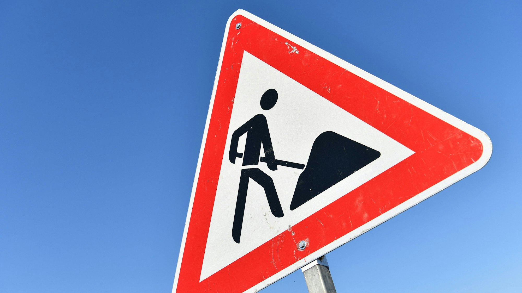 Das Foto zeigt das Verkehrszeichen „Achtung Baustelle“.