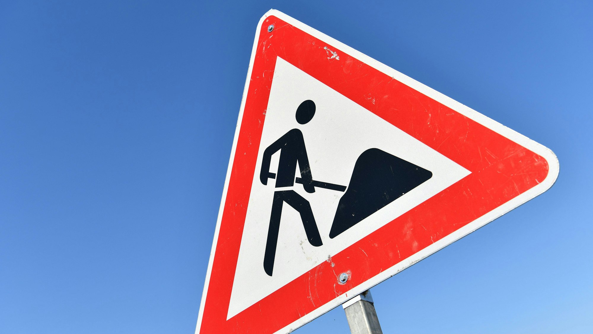 Das Verkehrszeichen „Achtung Baustelle“.