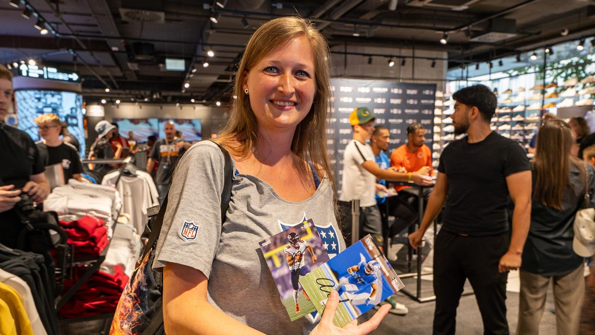 Yvonne freut sich über ihre Autogrammkarten.