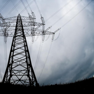 Eine Hochspannungsleitung ragt in den Himmel.