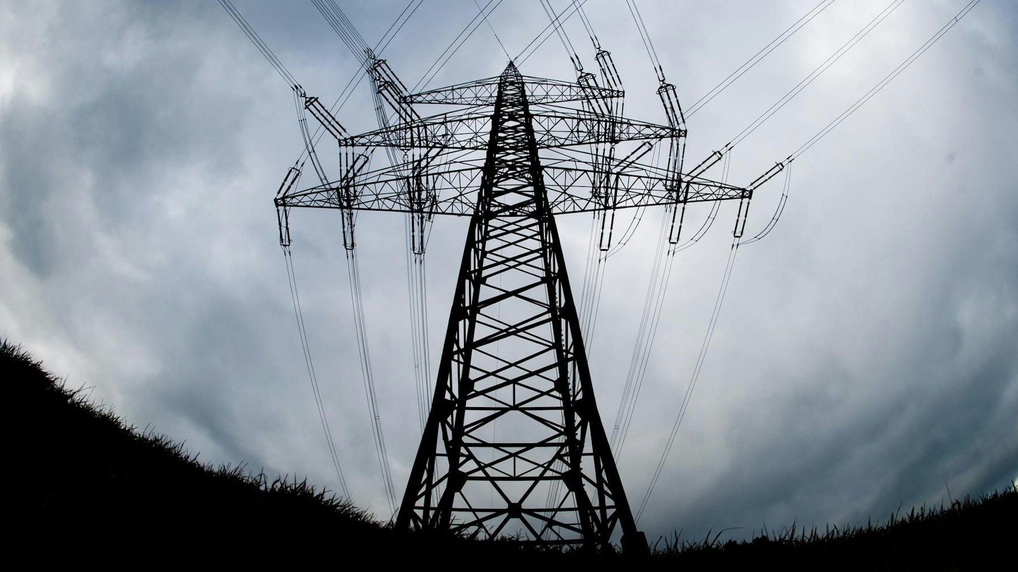 Eine Hochspannungsleitung - Der Versorger Belkaw senkt seine Preise für Strom deutlich.