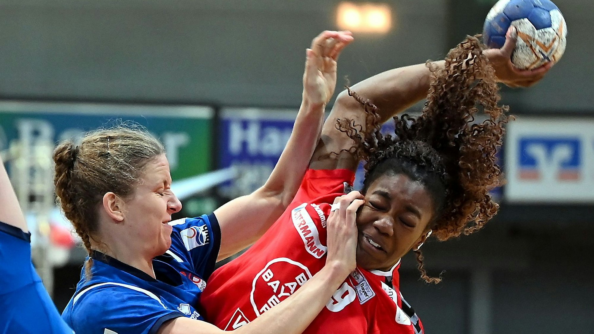 1. Handball Bundesliga
Frauen
TSV Bayer 04 Leverkusen - Blomberg Lippe
rechts: Jennifer Souza (Bayer)
Foto: Uli Herhaus
