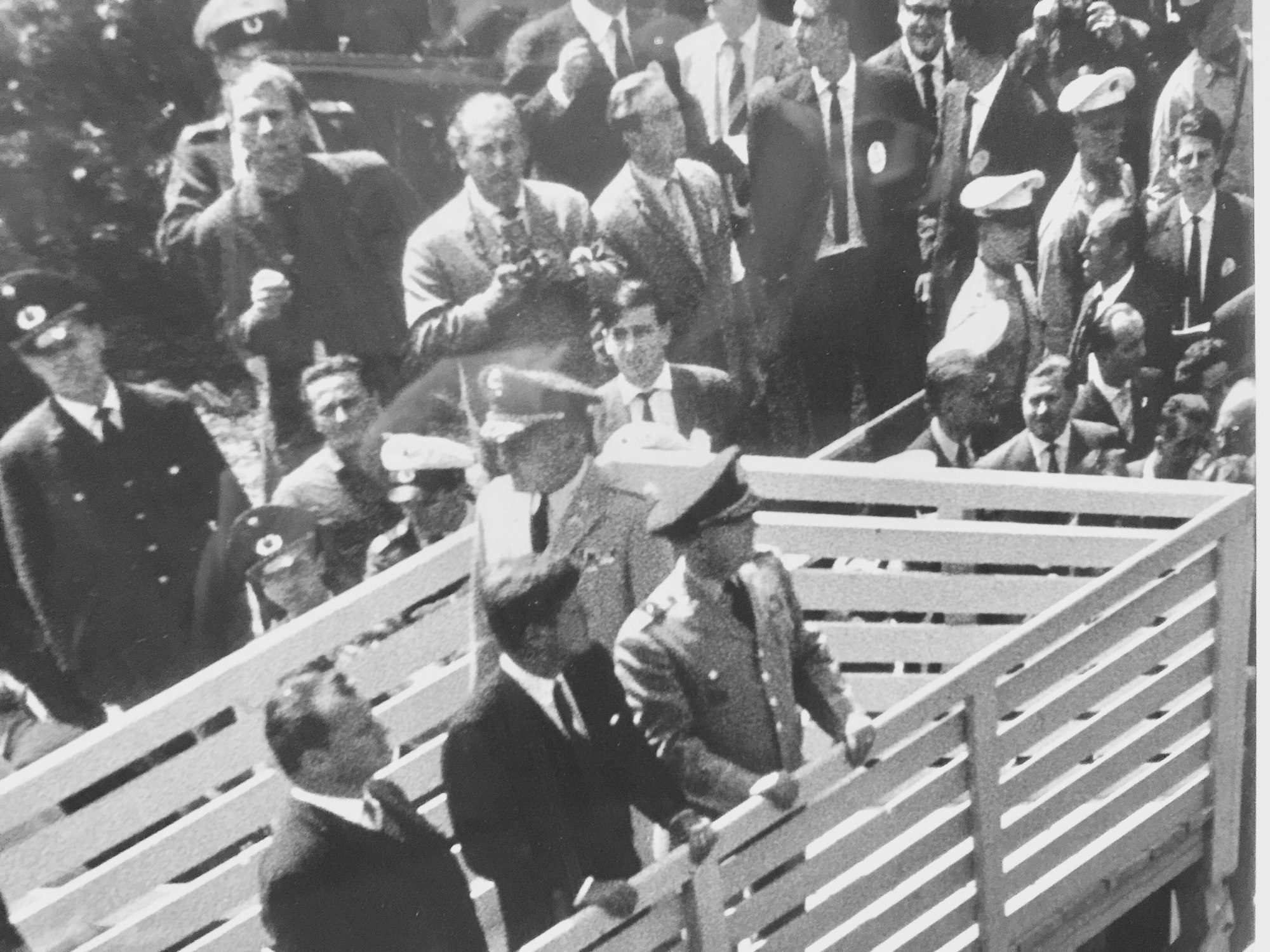 Willy Brandt und John F. Kennedy mit einem hohen Militär bei Kennedys Empfang in Berlin.