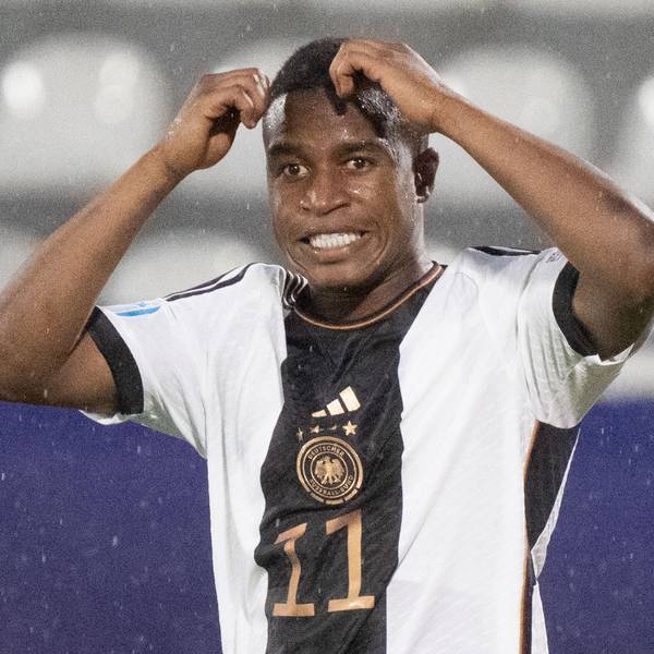 Deutschlands Youssoufa Moukoko reagiert nach seinem Elfmeter.
