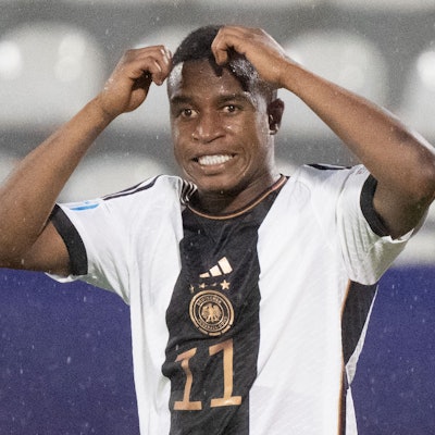 Deutschlands Youssoufa Moukoko reagiert nach seinem Elfmeter.