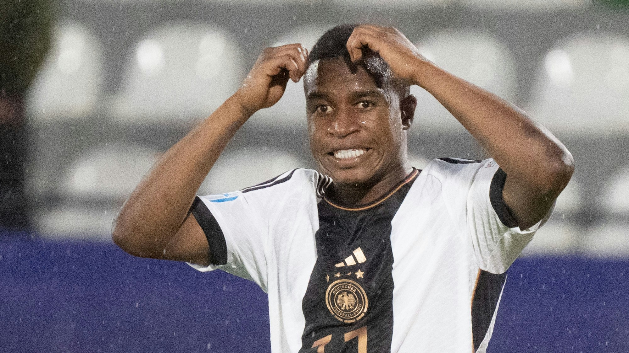 Deutschlands Youssoufa Moukoko reagiert nach seinem Elfmeter.