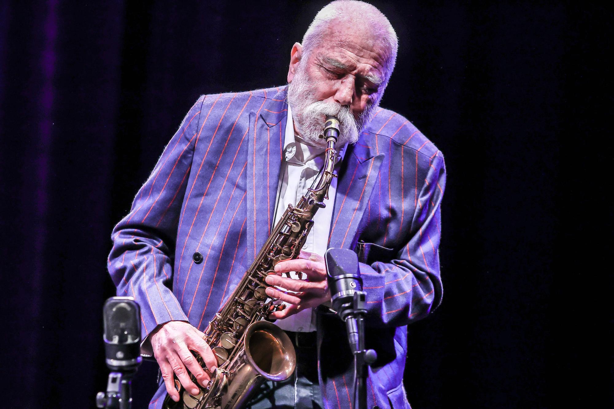 Peter Brötzmann bei einem Konzert im Haus der Berliner Festspiele.