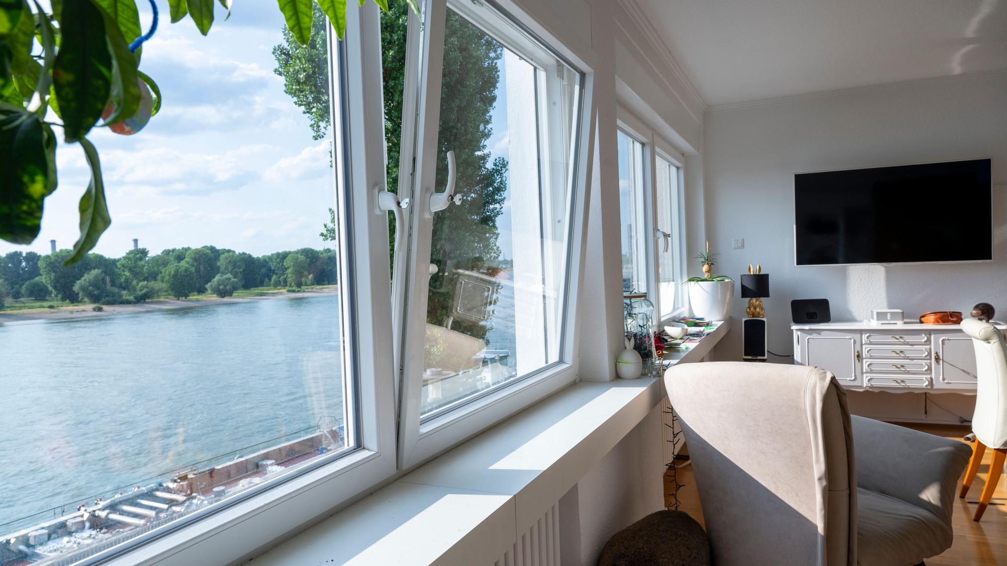 Blick aus dem Wohnzimmerfenster auf den Rhein und ein Schiff