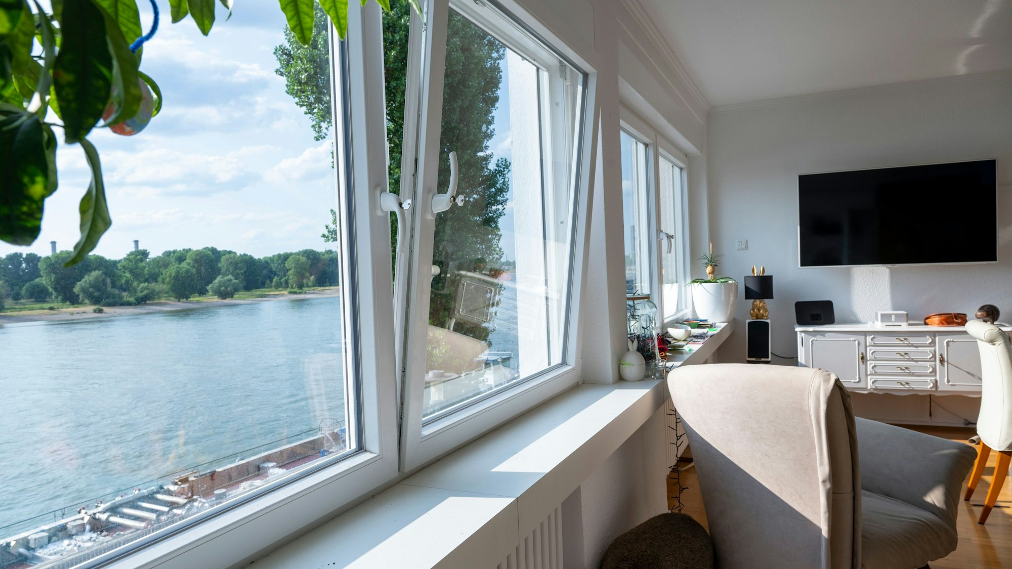 Blick aus dem Wohnzimmerfenster auf den Rhein und ein Schiff