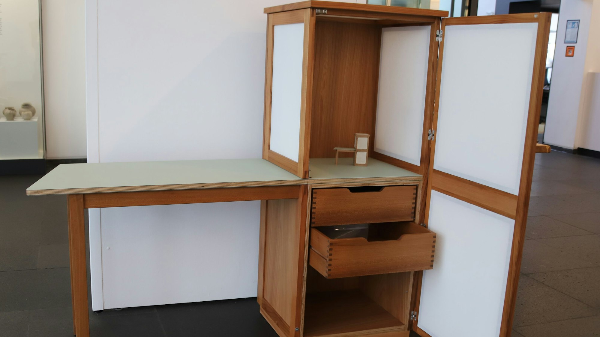 Annika Schmitt, Museum König, hat einen Nähtisch entworfen. Erster Preis.