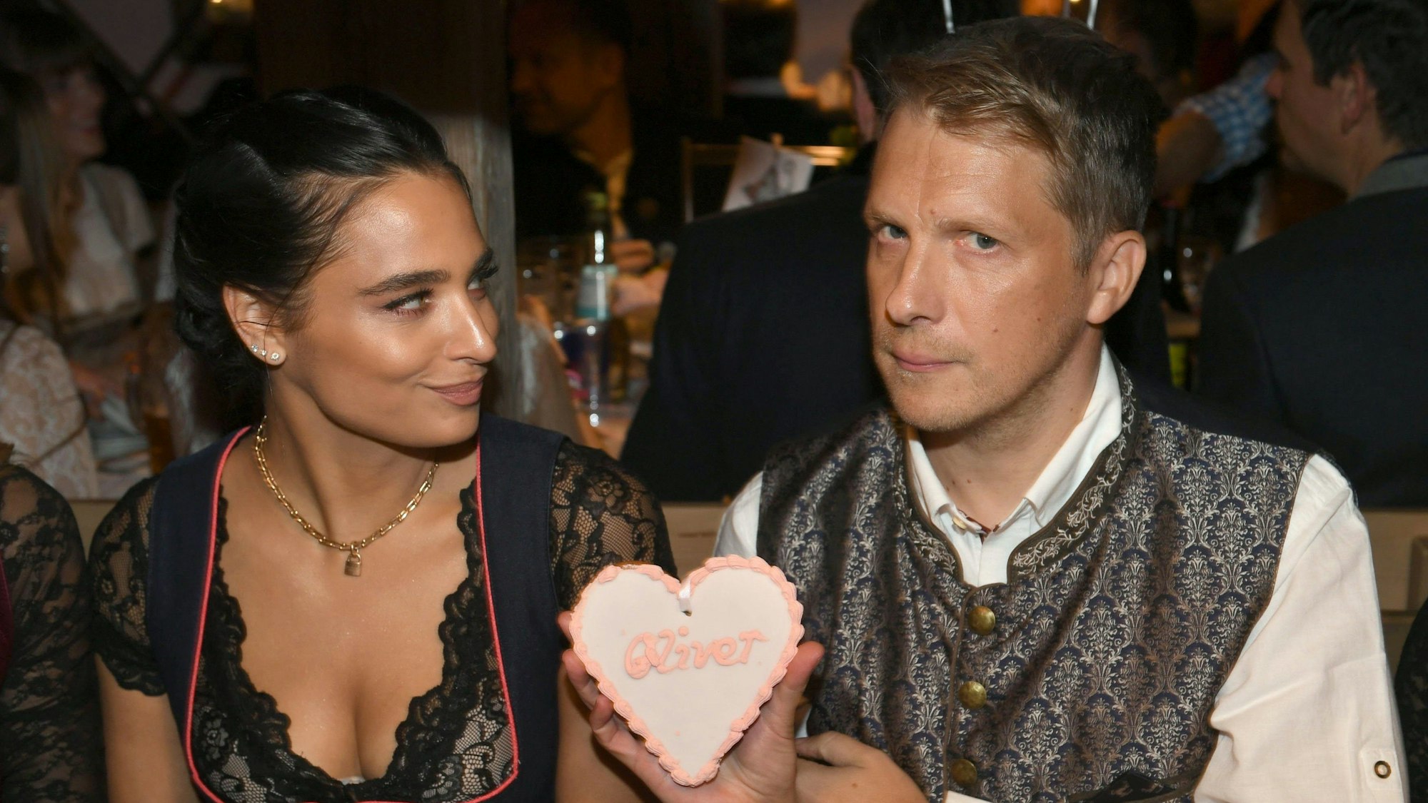 Oliver Pocher und seine Frau Amira feiern beim Almauftrieb im Käfer-Zelt auf dem Oktoberfest.