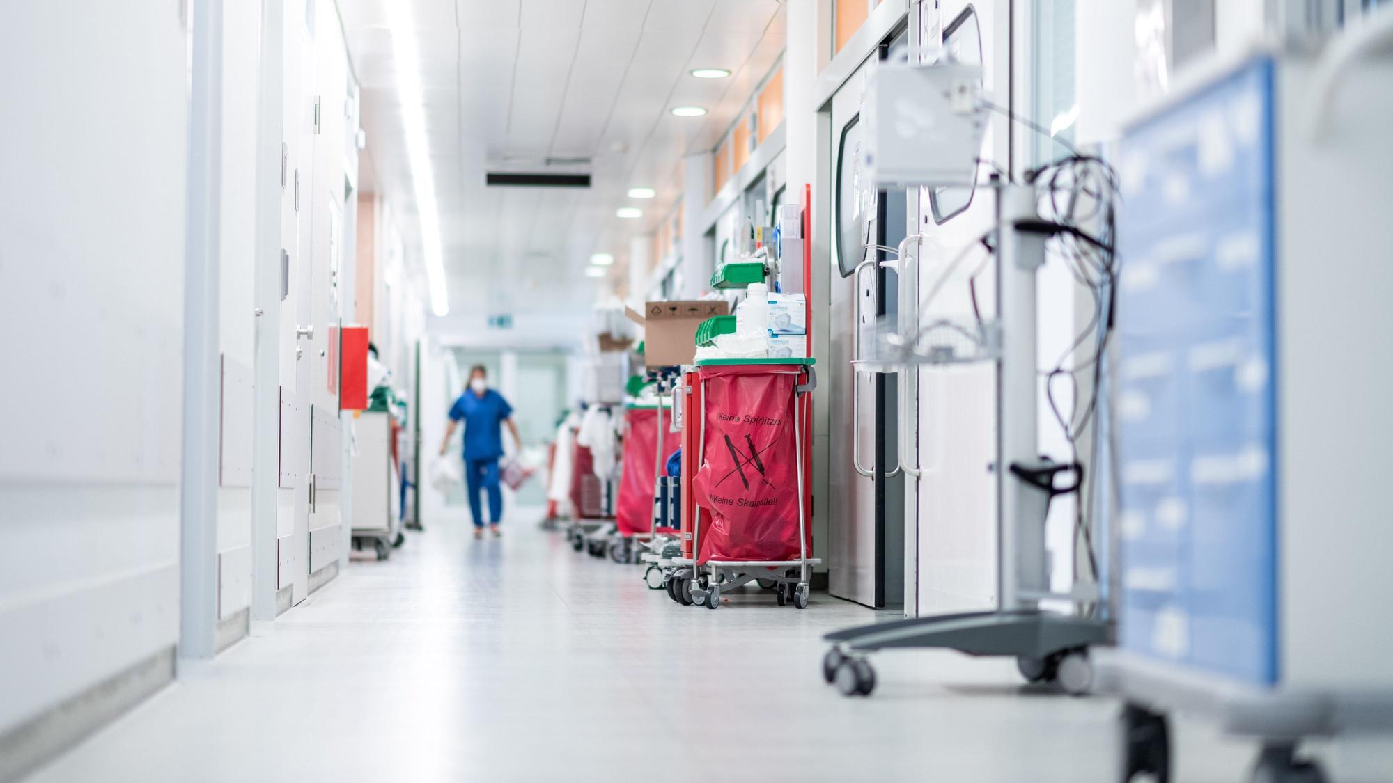Blick in ein Krankenhaus in Essen. Die neue Bundesbehörde soll nach Plänen von Minister Karl Lauterbach beim Kampf gegen Krebs, Demenz und Co. helfen. (Symbolbild)